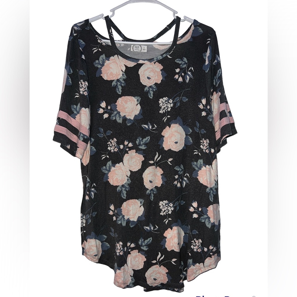 Maurices open shoulder tee, Size 0